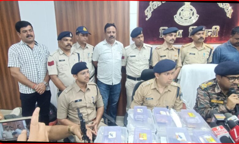 1 करोड़ की डकैती का खुलासा : 7 आरोपी गिरफ्तार, 200 सीसीटीवी कैमरों की जांच और 10 टीमों की दबिश से पुलिस को मिली बड़ी सफलता, सोना-चांदी सहित 1.11 करोड़ का माल बरामद... देखें पूरा वीडियो 1 InCollage 20260905 224229932