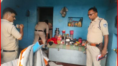 सागर शराब त्रासदी : अवैध शराब माफियाओं पर पुलिस का शिकंजा: 250 लीटर शराब के साथ भारी मात्रा में कच्चा लहान ढेर 5 InCollage 20260908 174816286