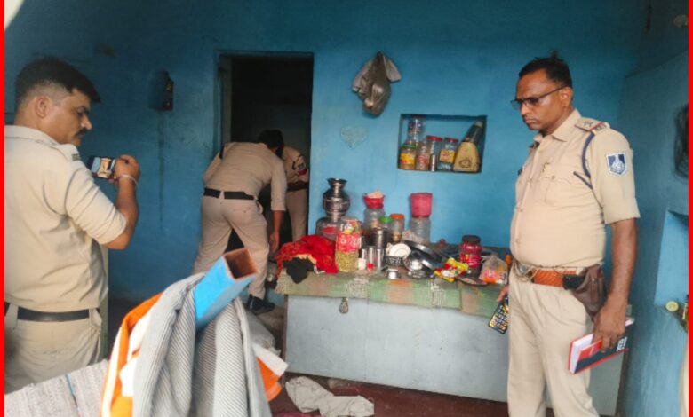 सागर शराब त्रासदी : अवैध शराब माफियाओं पर पुलिस का शिकंजा: 250 लीटर शराब के साथ भारी मात्रा में कच्चा लहान ढेर 1 InCollage 20260908 174816286