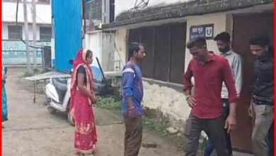 सड़क हादसे ने छीनी सिर से ममता की छांव: चलती बाइक से गिरकर बुजुर्ग महिला की मौत, क्षेत्र में कोहराम 5 InCollage 20260914 123343398