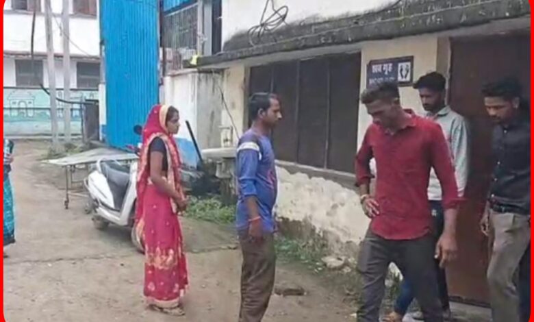 सड़क हादसे ने छीनी सिर से ममता की छांव: चलती बाइक से गिरकर बुजुर्ग महिला की मौत, क्षेत्र में कोहराम 1 InCollage 20260914 123343398