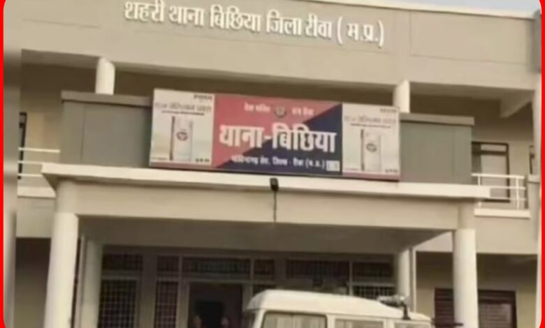 सावधान! एटीएम में कार्ड फंसा तो न लें अनजान की मदद: अंतरराज्यीय साइबर गिरोह बेनकाब : एटीएम 'ट्रैप' कर खाली करते थे बैंक खाते, 4 लाख और 30 स्कैनर बरामद 1 InCollage 20260914 124020856
