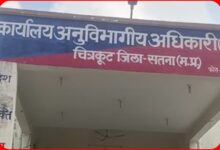 मोबाइल चोरी के शक में 8 साल के बच्चे को बंधक बनाकर मारपीट का आरोप : वीडियो सामने आने के बाद मचा हड़कंप 2 InCollage 20260915 193821296
