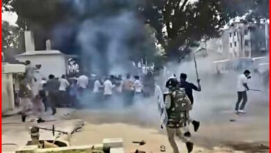 दो माह की गर्भवती महिला के कपड़े उतरवाकर मारपीट का आरोप : क्षेत्र में जमकर बवाल, थाना घेराव के प्रयास पर आंसू गैस और लाठीचार्ज 15 InCollage 20260916 095908855