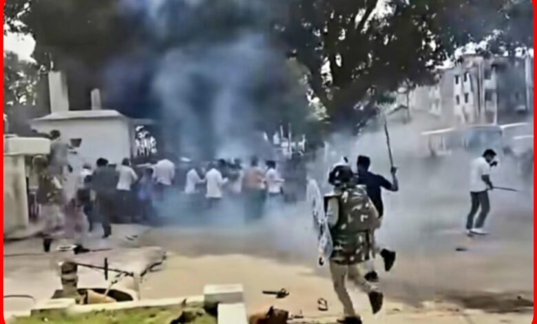 दो माह की गर्भवती महिला के कपड़े उतरवाकर मारपीट का आरोप : क्षेत्र में जमकर बवाल, थाना घेराव के प्रयास पर आंसू गैस और लाठीचार्ज 1 InCollage 20260916 095908855