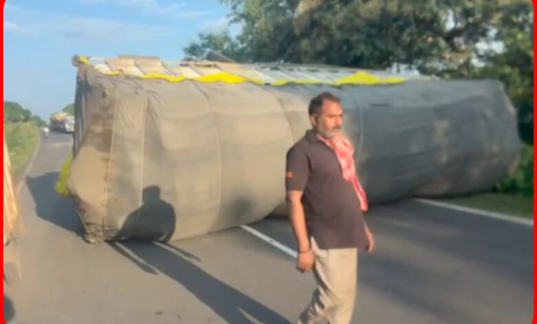 सागर-दमोह हाईवे पर पलटे दो अनियंत्रित ट्रक : मच गया हड़कंप.... देखें पूरा विडियो 1 InCollage 20260918 135132170 1