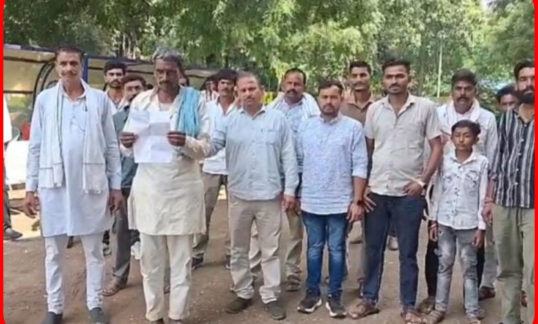 लावारिस बाइक, बिखरा सामान , ट्रैक पर मौत: साथी की कटी लाश मिली, दूसरा युवक लापता—परिजनों ने जताया मर्डर का शक 1 InCollage 20260920 111001667
