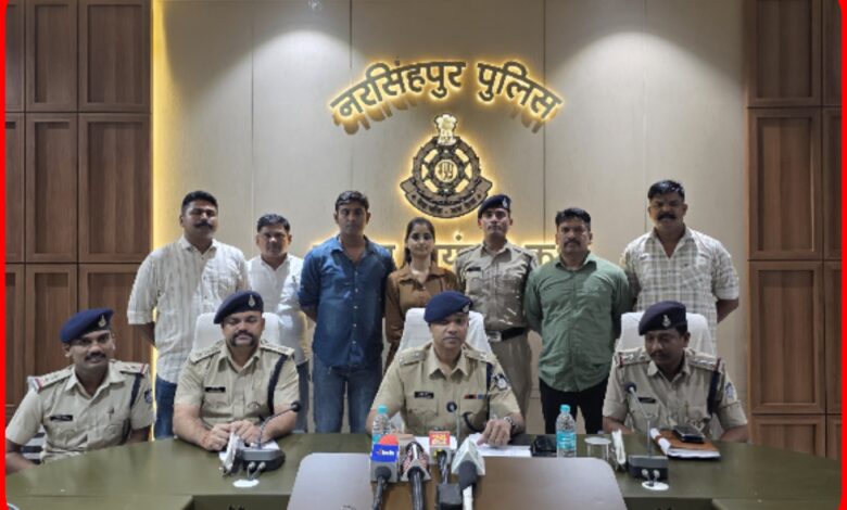 'ऑपरेशन ईगल क्लॉ' का शिकंजा: ओडिशा से भोपाल होते हुए ढाबे तक... 53 किलो गांजे के साथ कार जब्त, 5 गिरफ्तार 1 InCollage 20260920 180716398