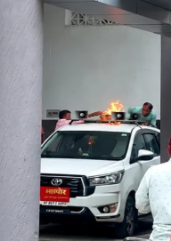 भोपाल नगर निगम मुख्यालय में नाराज कर्मचारी ने महापौर की गाड़ी में लगाई आग, एक झुलसा 2 Screenshot 2026 09 07 170326