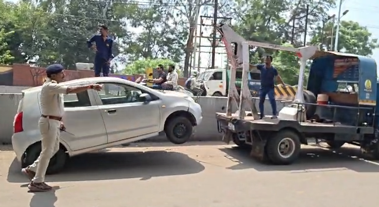 बेतरतीब पार्किंग पर ट्रैफिक पुलिस की कार्रवाई, गिन्नौरी से बुधवारा तक हटाए गए वाहन, देखे वीडियो 1 Screenshot 2026 09 09 132903