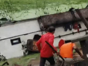 रीवा-सीधी मार्ग पर भीषण सड़क हादसा: बल्कर ट्रक से टकराई बस, 5 की मौत करीब 16 घायल, सीएम ने जताया गहरा दुख: मृतकों के परिजनों को 2-2 लाख और घायलों को 1 लाख की मदद.... देखें पूरा वीडियो 3 Screenshot 20260903 082516.Dainik Bhaskar