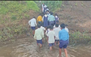 वाह रे! विकाश : दो बार भूमि पूजन, पांच साल बाद भी नहीं बना स्टॉप डेम : नदी पार कर स्कूल पहुंचते हैं दर्जनों बच्चे 2 Screenshot 20260913 130739.WhatsApp