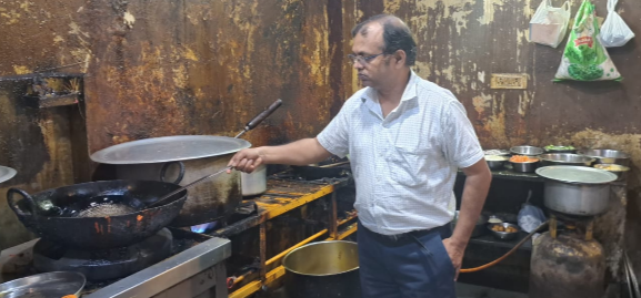 खाद्य सुरक्षा टीम की बड़ी कार्रवाई: होटलों में औचक छापेमारी, पनीर-आटा सहित कई नमूने जब्त; अनियमितता पर मिला नोटिस 1 Screenshot 20260914 104108.WhatsApp