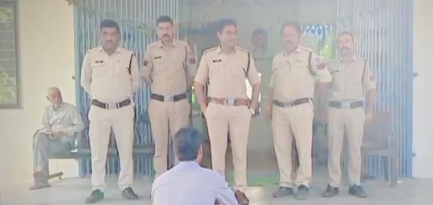 इलाज के बीच अस्पताल में हंगामा, डॉक्टर से गाली-गलौज कर की मारपीट : बीच-बचाव करने आए सपोर्ट स्टाफ को भी पीटा, एक आरोपी गिरफ्तार; दो की तलाश... देखें पूरा वीडियो 1 Screenshot 20260918 185634.WhatsApp