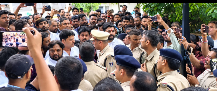 करणी सेना और आजाद समाज पार्टी के बीच तनाव: ओकेंद्र राणा के काफिले पर लाठीचार्ज, पुलिस हिरासत में 1 Screenshot 20260920 080645.WhatsApp