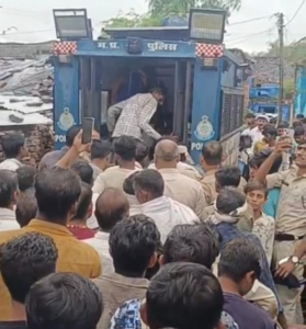 जुआ फड़ पर कार्रवाई के बाद अधेड़ की मौत का मामला : अंतिम संस्कार के दौरान पुलिस-प्रशासन पर पथराव, दूसरे दिन भी गांव में तनाव 2 Screenshot 20260925 210945.WhatsApp