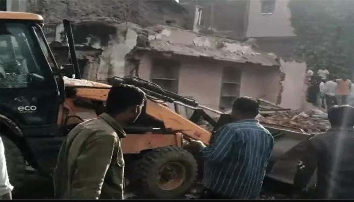 सांवेर में मकान की दीवार गिरी, तीन की मौत,मलबे में दबे लोगों को निकालने राहत-बचाव कार्य जारी 1 Untitled 4 copy 6