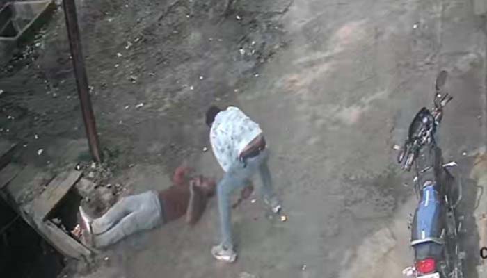 दिनदहाड़े युवक की पीट-पीटकर हत्या, 16 सेकंड में सिर पर 14 वार; रोकते रहे लोग... देखें पूरा वीडियो 1 Untitled 5 copy 8