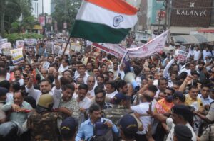 कार्रवाई के बीच सड़कों पर उतरे व्यापारी, सीएम हाउस कूच से पहले पुलिस ने रोका 3 WhatsApp Image 2026 09 01 at 12.36.26 1