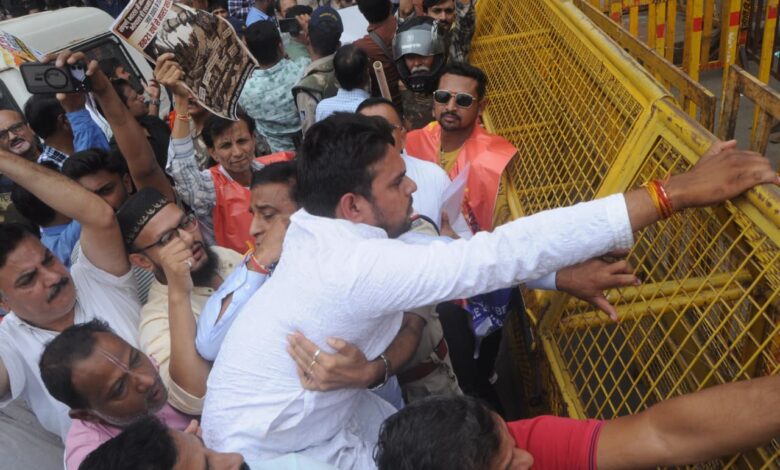 कार्रवाई के बीच सड़कों पर उतरे व्यापारी, सीएम हाउस कूच से पहले पुलिस ने रोका 1 WhatsApp Image 2026 09 01 at 12.36.27