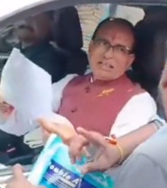 शिक्षक भर्ती अभ्यर्थियों ने रोके नेताओं के काफिले, पद बढ़ाने की मांग - वर्ग-1 के अभ्यर्थी 12 दिन से भूख हड़ताल पर, शिवराज को सौंपा ज्ञापन 1 WhatsApp Image 2026 09 04 at 17.28.32
