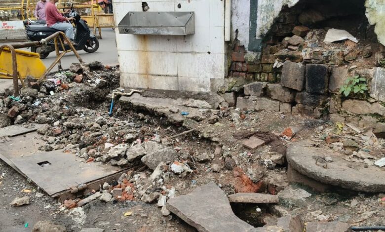 हमीदिया चौराहे पर कैनरा बैंक के सामने दीवार गिरने की कगार पर, राहगीरों की सुरक्षा दांव पर 1 WhatsApp Image 2026 09 07 at 10.57.49