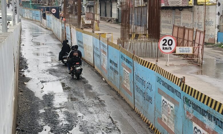 मेट्रो का काम जारी, सड़क बेहाल - गड्ढों और बैरिकेडिंग ने बढ़ाई परेशानी 1 WhatsApp Image 2026 09 07 at 11.00.33