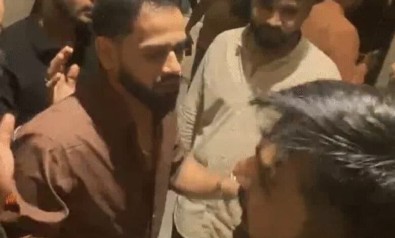 होटल में छात्र-छात्राओं की पार्टी में हंगामा, गेट पर लातें मारते दिखे कार्यकर्ता 1 WhatsApp Image 2026 09 07 at 12.44.07