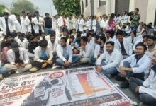 इंटर्न डॉक्टरों के आंदोलन से राजधानी में इलाज से लेकर ट्रैफिक तक प्रभावित - स्टाइपेंड बढ़ाने की मांग पर दूसरे दिन भी धरना जारी , आज ओपीडी बंद 3 WhatsApp Image 2026 09 08 at 12.13.43