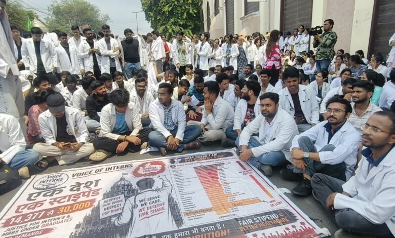 इंटर्न डॉक्टरों के आंदोलन से राजधानी में इलाज से लेकर ट्रैफिक तक प्रभावित - स्टाइपेंड बढ़ाने की मांग पर दूसरे दिन भी धरना जारी , आज ओपीडी बंद 1 WhatsApp Image 2026 09 08 at 12.13.43