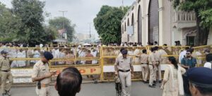 इंटर्न डॉक्टरों के आंदोलन से राजधानी में इलाज से लेकर ट्रैफिक तक प्रभावित - स्टाइपेंड बढ़ाने की मांग पर दूसरे दिन भी धरना जारी , आज ओपीडी बंद 2 WhatsApp Image 2026 09 08 at 12.13.44