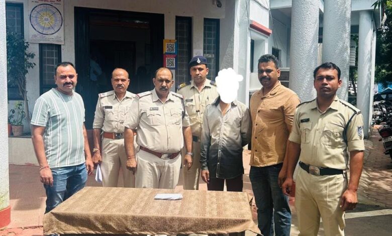 ऑटो सवार महिला से पर्स छीनने वाला शातिर झपटमार गिरफ्तार 1 WhatsApp Image 2026 09 10 at 16.37.35