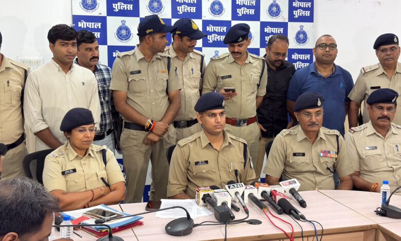 मनुआभान टेकरी में चाकू की नोक पर लूट, 48 घंटे में पांच आरोपी गिरफ्तार 1 WhatsApp Image 2026 09 13 at 15.39.46