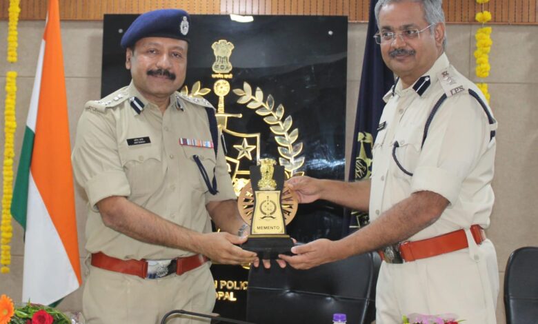 पुलिस अकादमी में सीमा शुल्क विभाग के 65 निरीक्षकों का प्रशिक्षण पूरा - कानून, अनुशासन, अपराध अनुसंधान और अंतर-विभागीय समन्वय पर दिया विशेष प्रशिक्षण 1 WhatsApp Image 2026 09 14 at 11.22.11