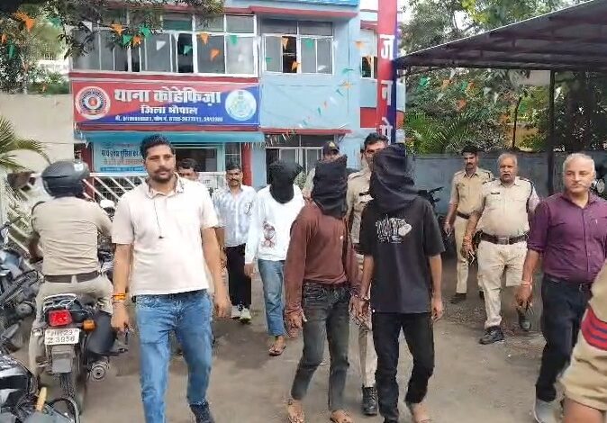 मनुआभान टेकरी पर दंपति से चाकू की नोक पर लूट, 5 आरोपी गिरफ्तार 1 WhatsApp Image 2026 09 14 at 12.26.00