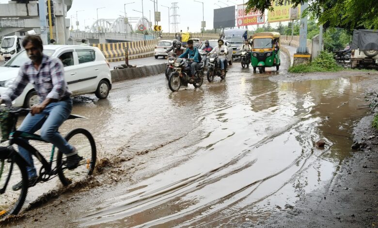 मरम्मत के कुछ दिन बाद ही सड़क पर गड्ढा, पानी में छिपा खतरा 1 WhatsApp Image 2026 09 15 at 09.53.29