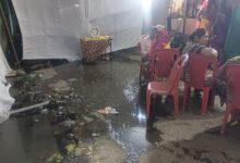 तेरहवीं के भोज में घुसा सीवेज का पानी, भोजन छोड़ उठे लोग; वाजपेयी नगर मल्टी का मामला, देखें वीडियों 9 WhatsApp Image 2026 09 18 at 21.02.43