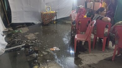 तेरहवीं के भोज में घुसा सीवेज का पानी, भोजन छोड़ उठे लोग; वाजपेयी नगर मल्टी का मामला, देखें वीडियों 14 WhatsApp Image 2026 09 18 at 21.02.43