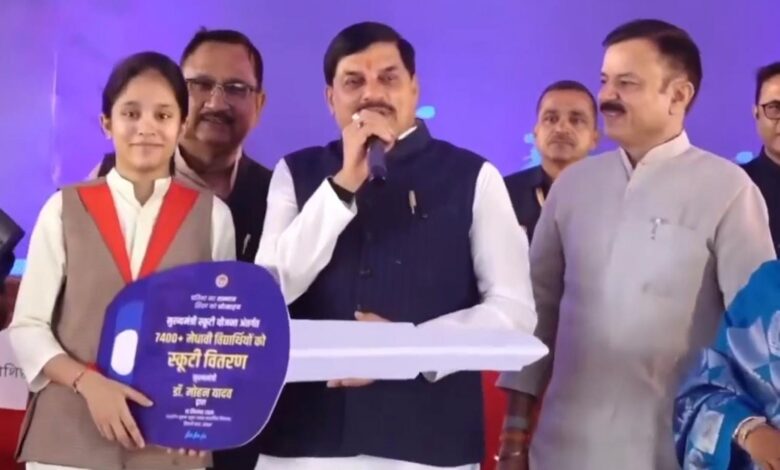 पढ़ाई में अव्वल, अब स्कूटी पर सवार होंगे विद्यार्थी, 7400 से ज्यादा छात्रों को मिली सौगात 1 WhatsApp Image 2026 09 19 at 10.15.35