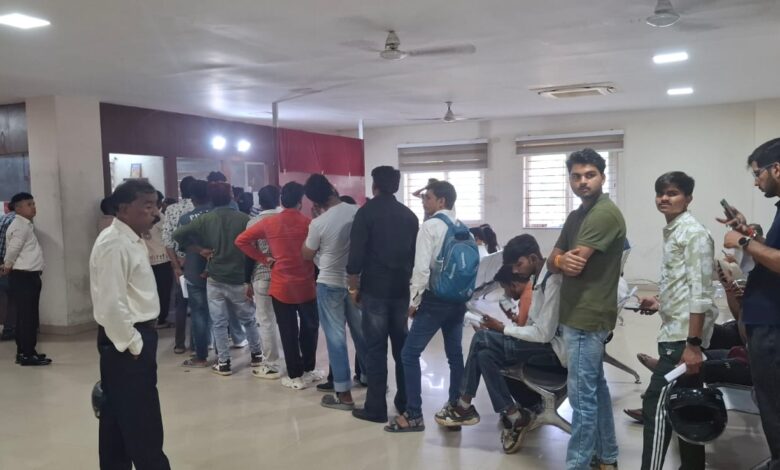 RTO पहुंचे आवेदकों का फूटा गुस्सा, 5 घंटे लाइन में लगकर भी खाली हाथ लौटे 1 WhatsApp Image 2026 09 28 at 18.34.08