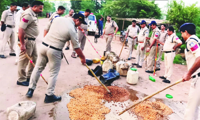जहरीली शराब पीने से मौतों के बाद अवैध शराब पर पुलिस का एक्शन, कई ठिकानों पर दबिश, भारी मात्रा में शराब बरामद, महुआ लाहन किया नष्ट 1 a 1