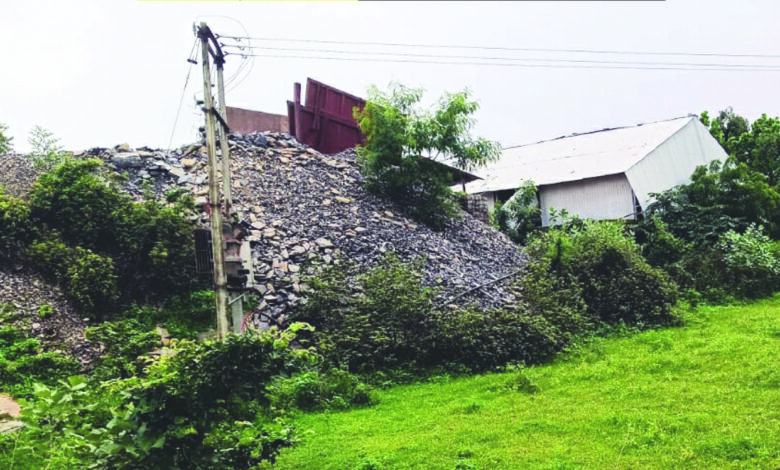 क्रेशर प्लांट प्रबंधन को माइनिंग विभाग का संरक्षण, तेज ध्वनि और ओवरलोड ट्रकों के आवागमन से ग्रामीणों को हो रही परेशानी, कलेक्टर से कार्रवाई की मांग 1 c