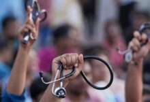 हमीदिया अस्पताल में स्टाइपेंड बढ़ाने की मांग को लेकर डॉक्टरों की हड़ताल, ओपीडी सेवाएं चरमराईं 3 doctor strike 1754025329