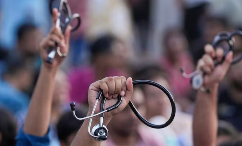 हमीदिया अस्पताल में स्टाइपेंड बढ़ाने की मांग को लेकर डॉक्टरों की हड़ताल, ओपीडी सेवाएं चरमराईं 1 doctor strike 1754025329