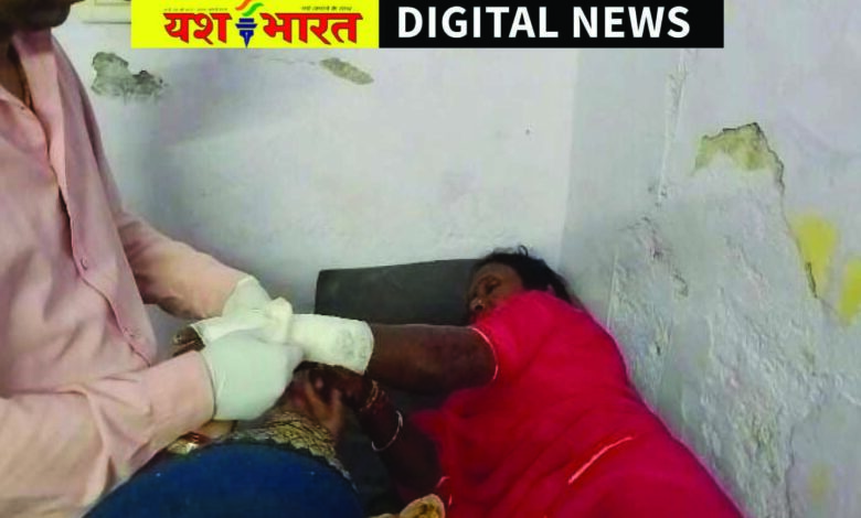 पड़ोसी ने महिला पर कुल्हाड़ी से किया हमला, हाथ में गंभीर चोट, मामूली विवाद को लेकर वारदात 1 sh