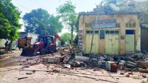 जर्जर अग्रवाल बिल्डिंग को ढहाया नगर निगम ने, क्रेन और जेसीबी लगाकर गिराया भवन, एक दिन पहले मुनादी कर दी थी सूचना, सुरक्षा के मद्देनजर तैनात रही पुलिस, आवागमन भी रहा बाधित 2 01 4