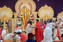 सिंदूर खेला के साथ मां दुर्गा को भावभीनी विदाई, देखे वीडियो ...... 3 01 9