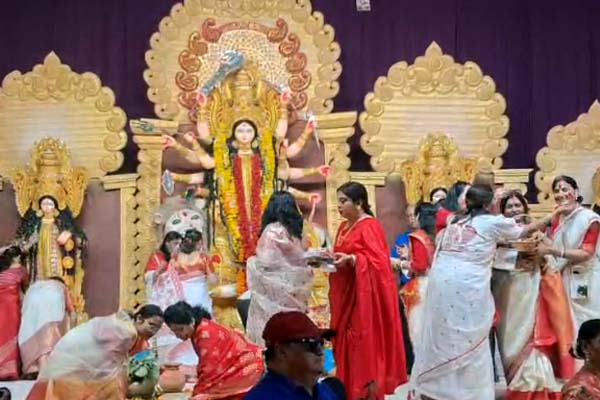 सिंदूर खेला के साथ मां दुर्गा को भावभीनी विदाई, देखे वीडियो ...... 1 01 9