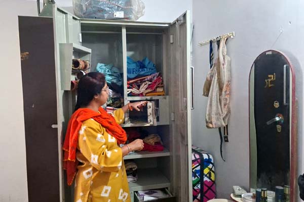 मनमोहन नगर अस्पताल के स्टाफ क्वार्टर में 20 लाख की चोरी, एसपी से शिकायत के बाद हरकत में आया पुलिस महकमा, देखे वीडियो ---- 1 010 1