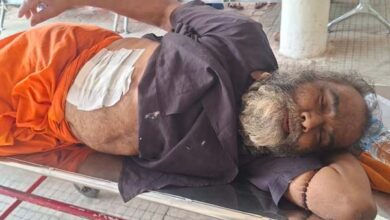 कांचघर के हनुमान टोरिया मंदिर में नागा साधु पर चाकू से हमला, देखे वीडियो ..... 4 014